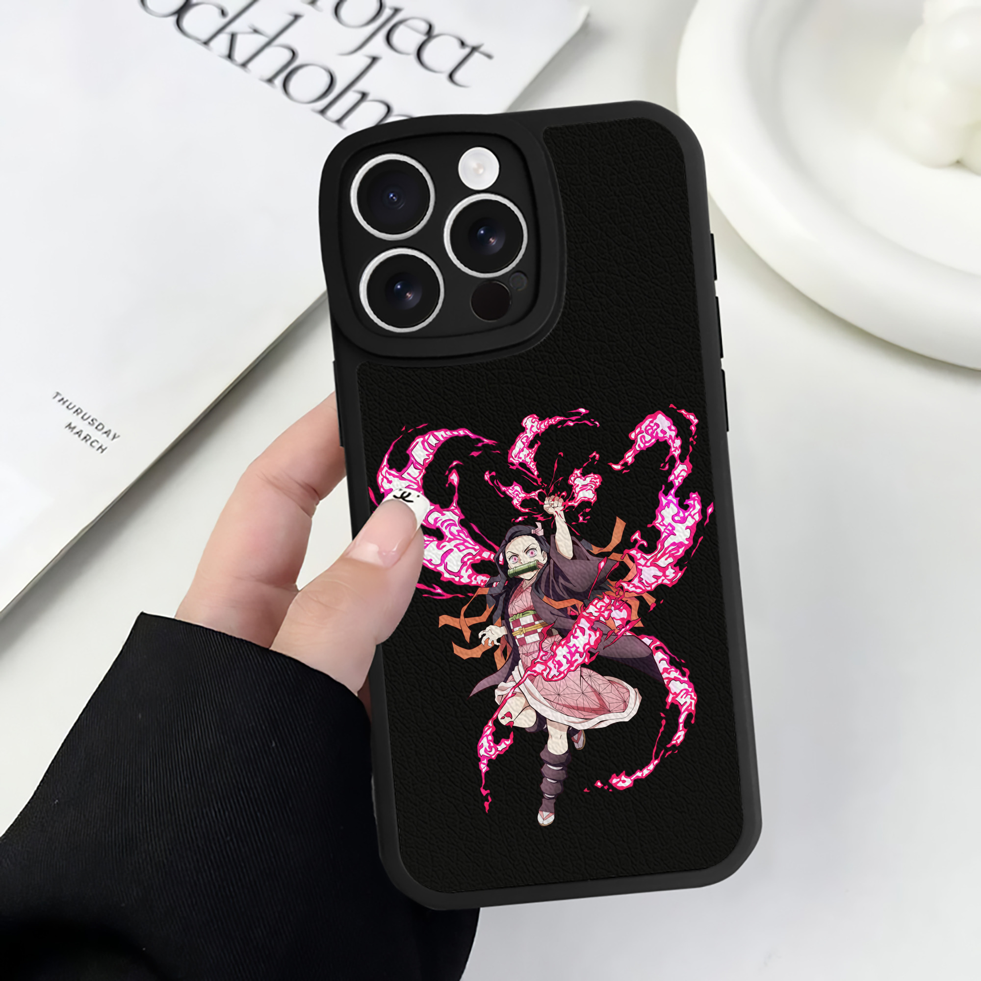 （画像用） 鬼滅の刃（きめつのやいば）竈門 禰󠄀豆子／かまど ねずこ Kamado Nezuko 【iPhone 16シリーズ対応】シリコンスマホケース（レザー調） 材質：シリコン